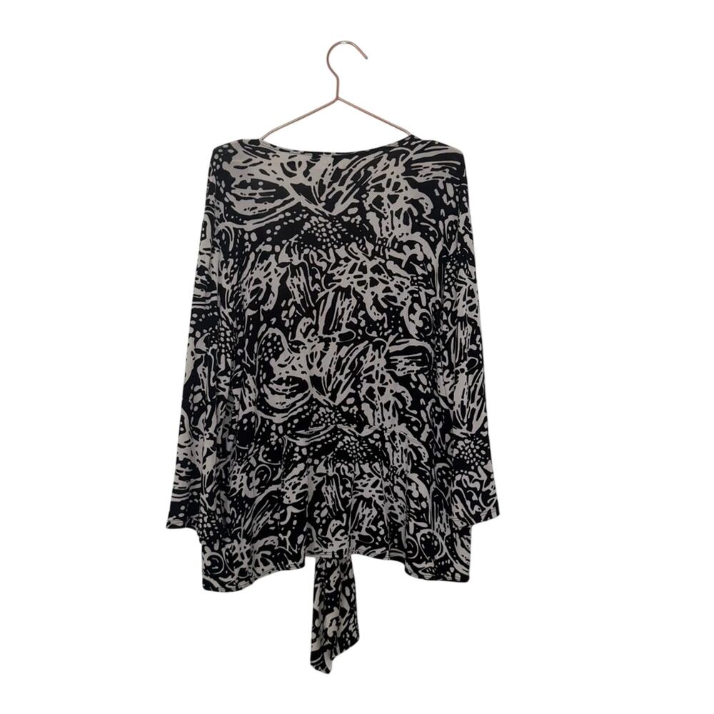 Chico's travelers Black and Cream front tie Abstract Blouse size 2 medium - Picture 3 of 5